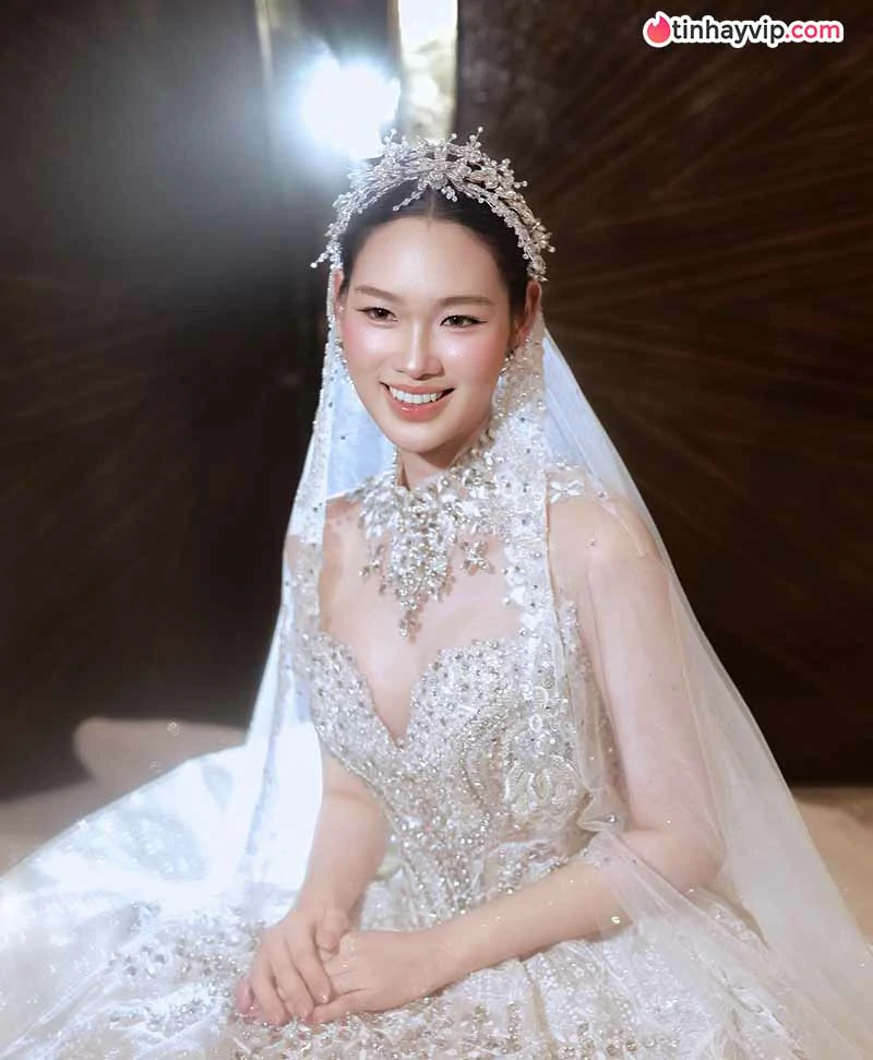 Nguyễn Phương Linh khoe thần thái cuốn hút trên biển