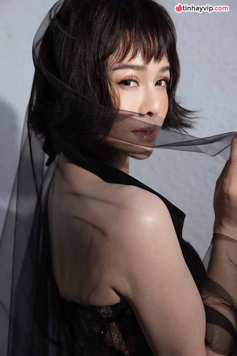 Nhật Kim Anh khoe thần thái cuốn hút trong bộ ảnh mới
