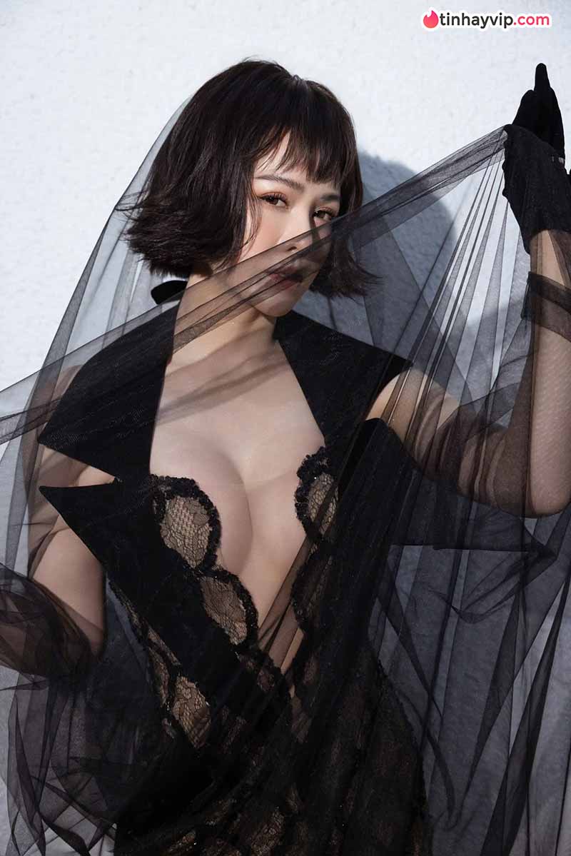 Nhật Kim Anh khoe thần thái cuốn hút trong bộ ảnh mới