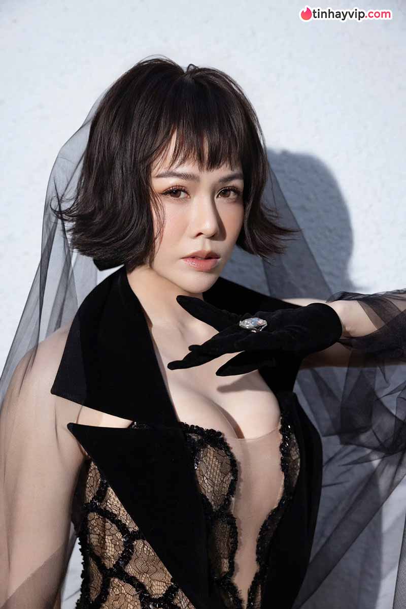 Nhật Kim Anh khoe thần thái cuốn hút trong bộ ảnh mới