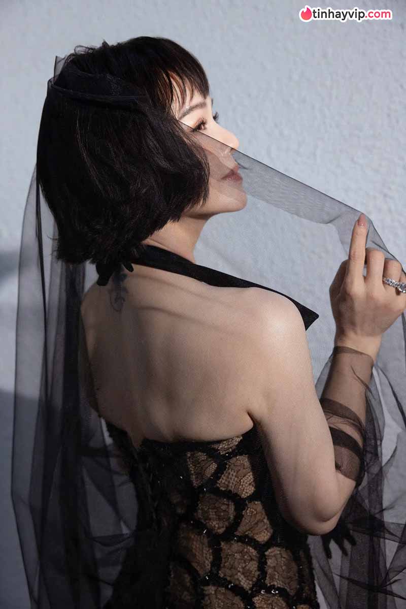 Nhật Kim Anh khoe thần thái cuốn hút trong bộ ảnh mới