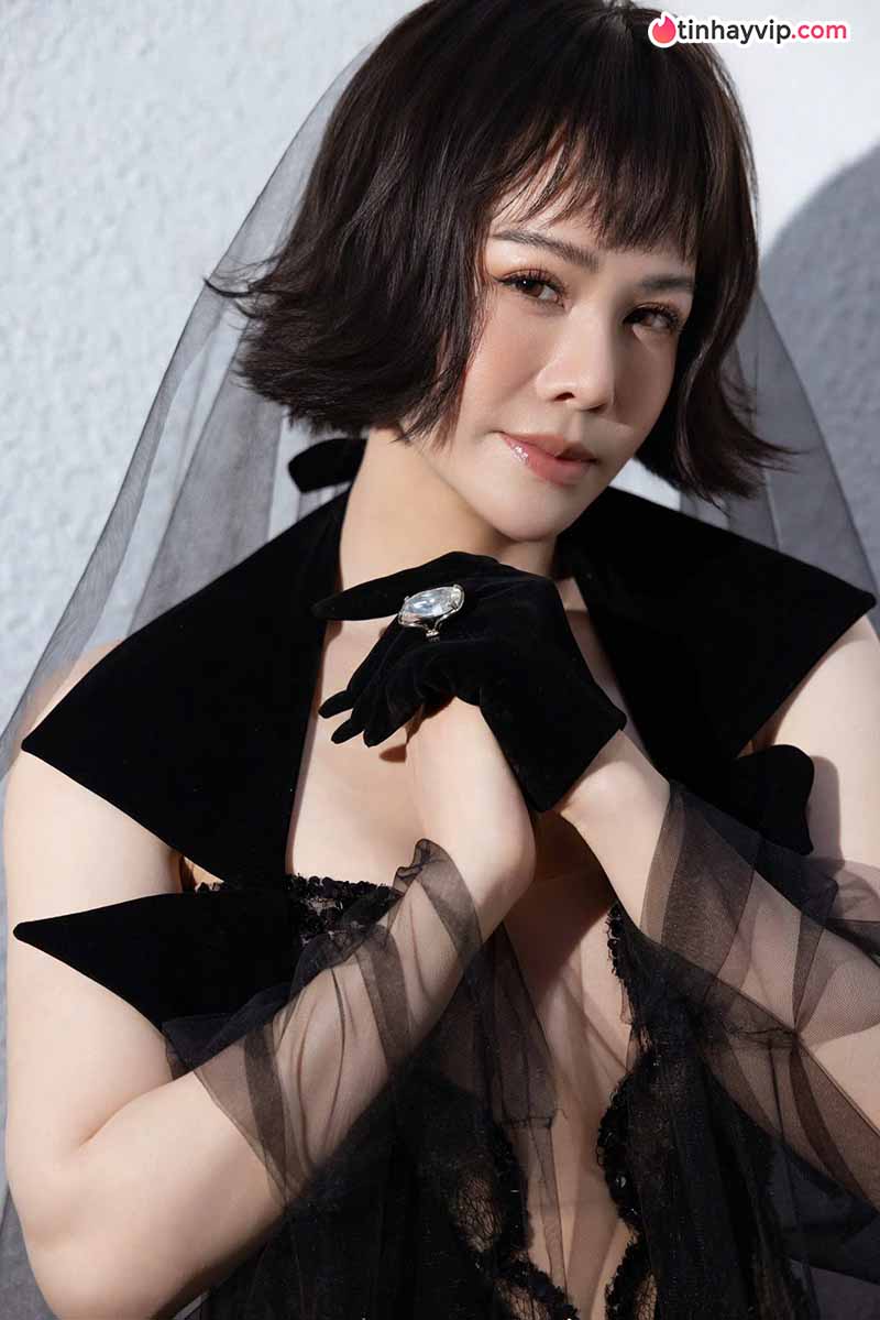 Nhật Kim Anh khoe thần thái cuốn hút trong bộ ảnh mới