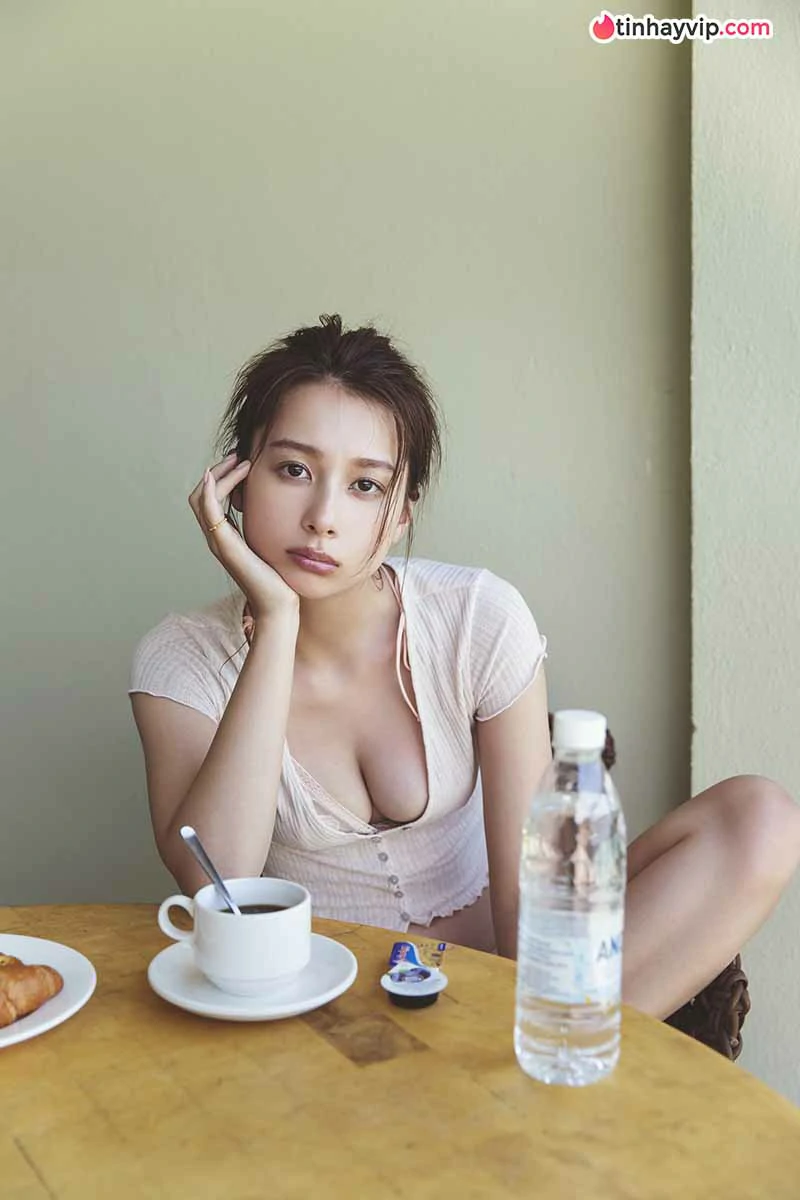Niki khoe dáng bikini, fan đồng loạt chọn ảnh thứ hai