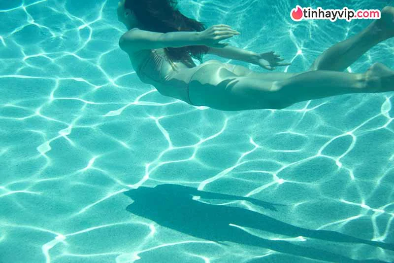Niki khoe dáng bikini, fan đồng loạt chọn ảnh thứ hai