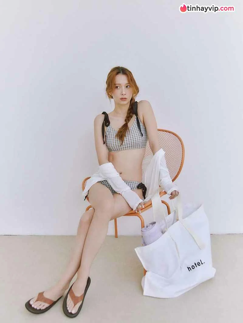Niki khoe dáng bikini, fan đồng loạt chọn ảnh thứ hai
