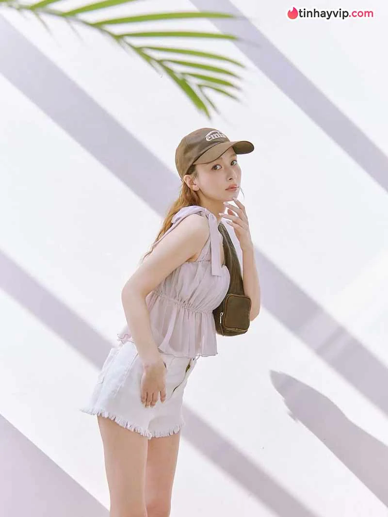 Niki khoe dáng bikini, fan đồng loạt chọn ảnh thứ hai