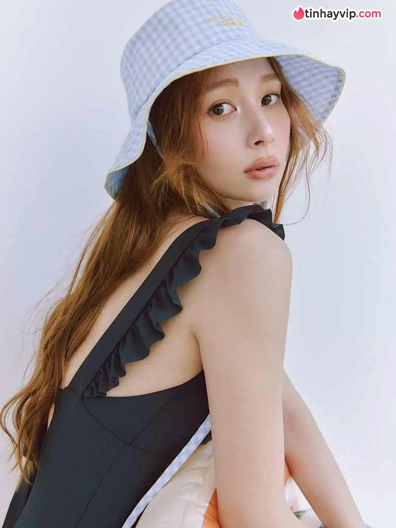 Niki khoe dáng bikini, fan đồng loạt chọn ảnh thứ hai