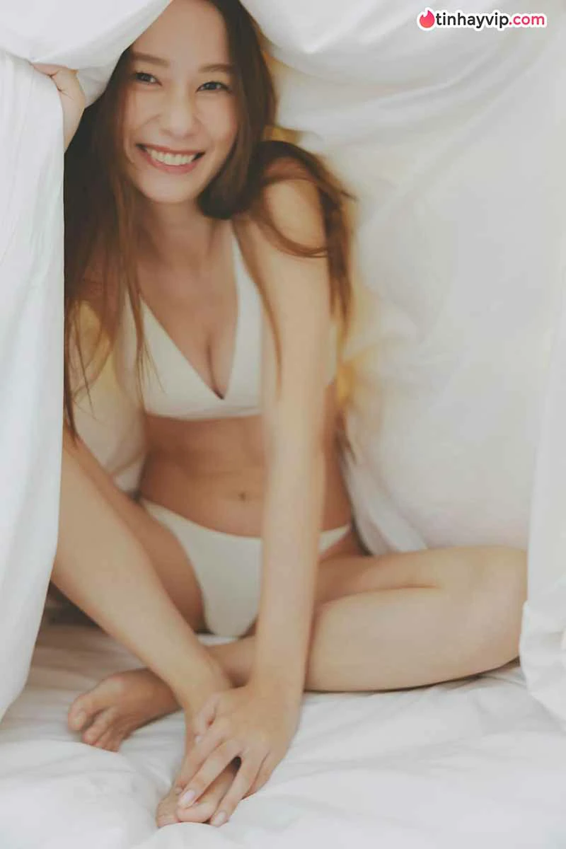 Niki khoe dáng bikini, fan đồng loạt chọn ảnh thứ hai