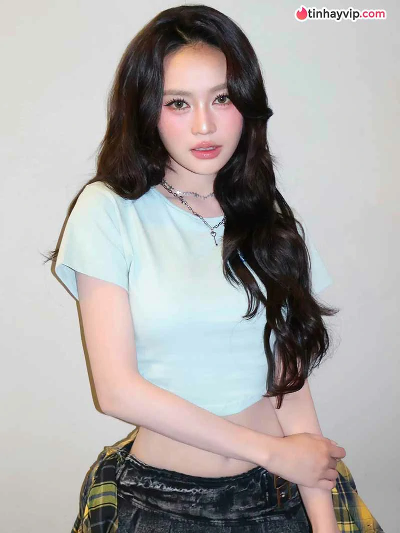Ninh Dương Lan Ngọc xuất hiện với outfit đơn giản xinh xắn