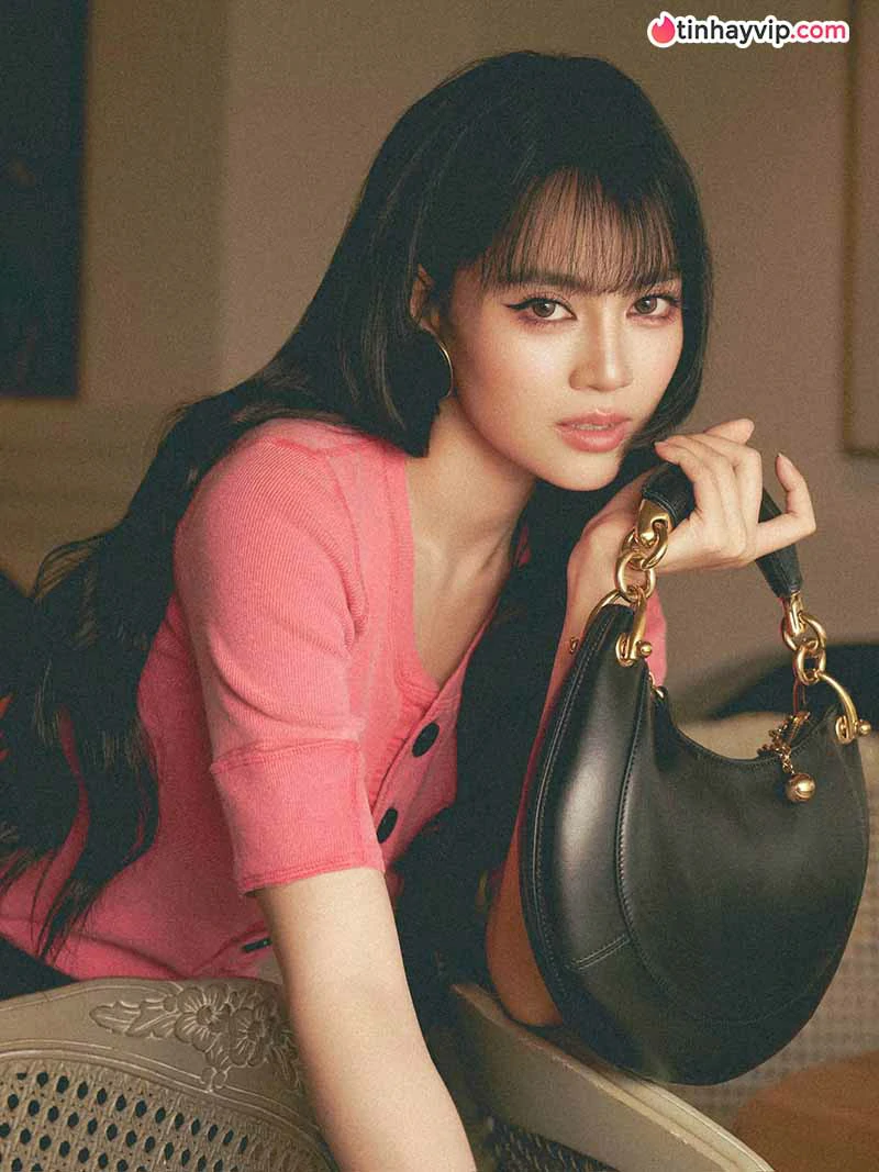 Ninh Dương Lan Ngọc xuất hiện với outfit đơn giản xinh xắn