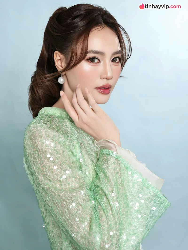 Ninh Dương Lan Ngọc xuất hiện với outfit đơn giản xinh xắn