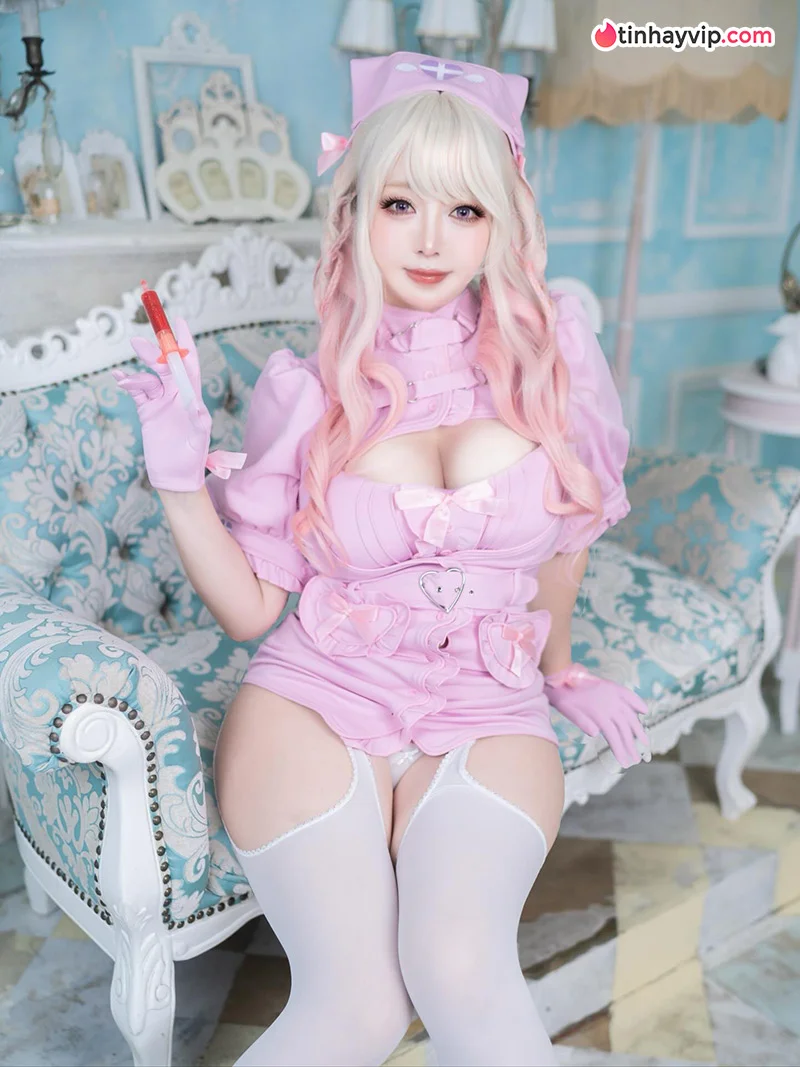 Nuenue - Nữ cosplayer sexy sở hữu đường cong nảy nở đốn gục cánh mày râu