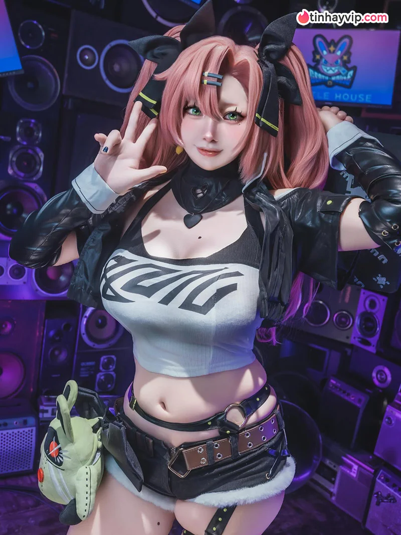 Nuenue - Nữ cosplayer sexy sở hữu đường cong nảy nở đốn gục cánh mày râu