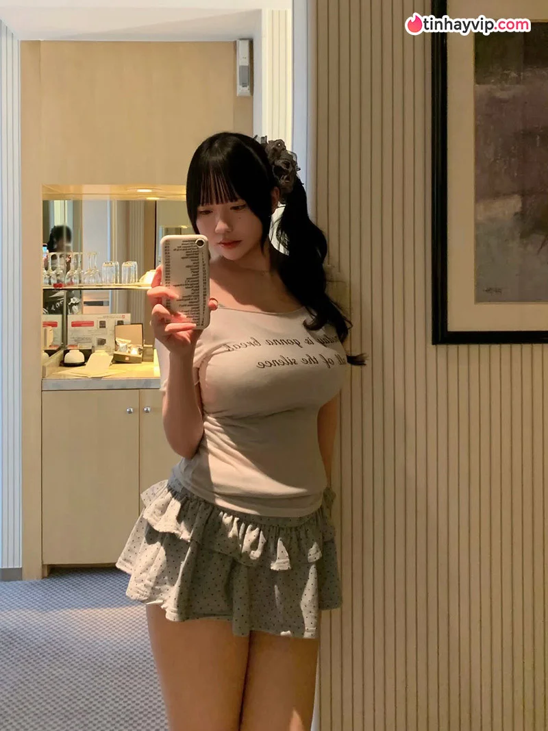 Riribebe gái xinh đùi to sở hữu vòng 3 căng đét