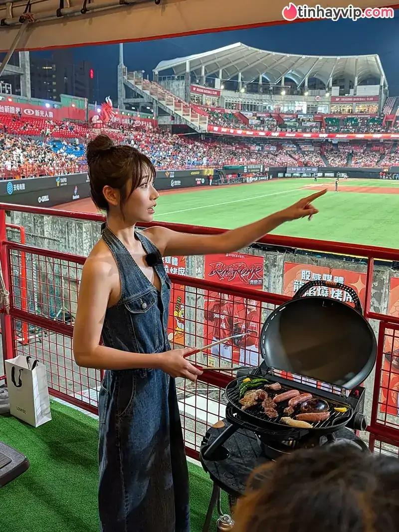 Saika Kawakita tái xuất rực rỡ tại sân vận động, vừa nướng BBQ vừa khiến fan phấn khích