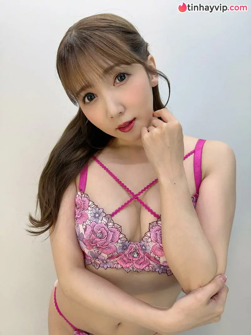 Rộ tin Sayaka Tomoda đưa con trai học đại học đi tắm suối nước nóng gây sốc cõi mạng