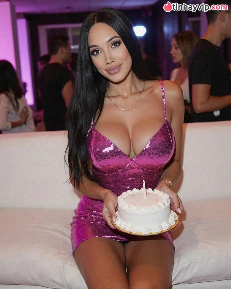 Mỹ nhân OnlyFans thông báo mang thai lần hai với anh trai kế khiến dư luận dậy sóng