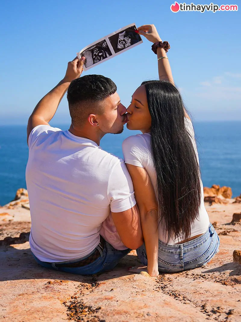 Mỹ nhân OnlyFans thông báo mang thai lần hai với anh trai kế khiến dư luận dậy sóng