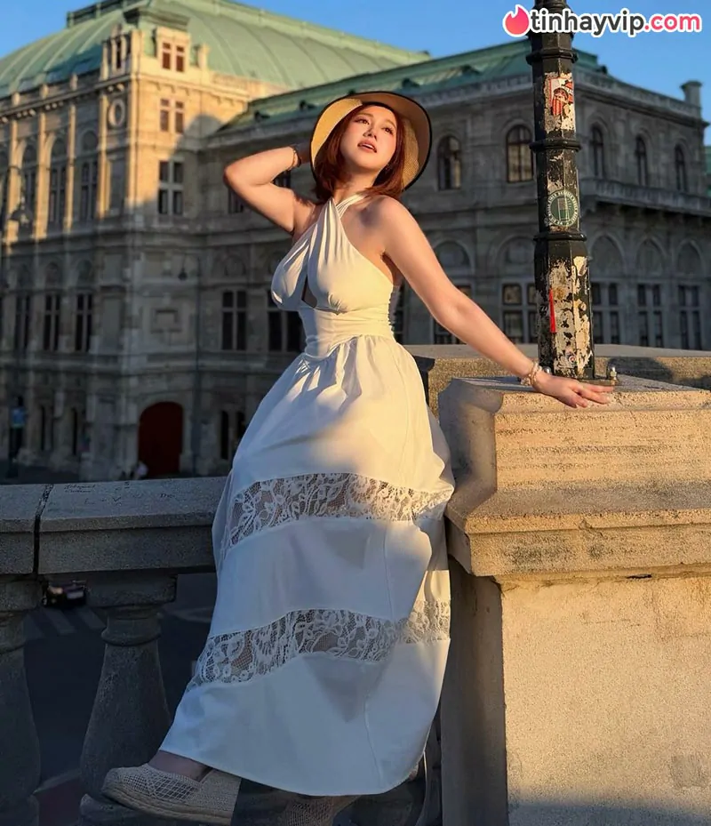 Mỹ nhân Snowy Bai đốt mắt người hâm mộ với sắc vóc đẫy đà tại Vienna