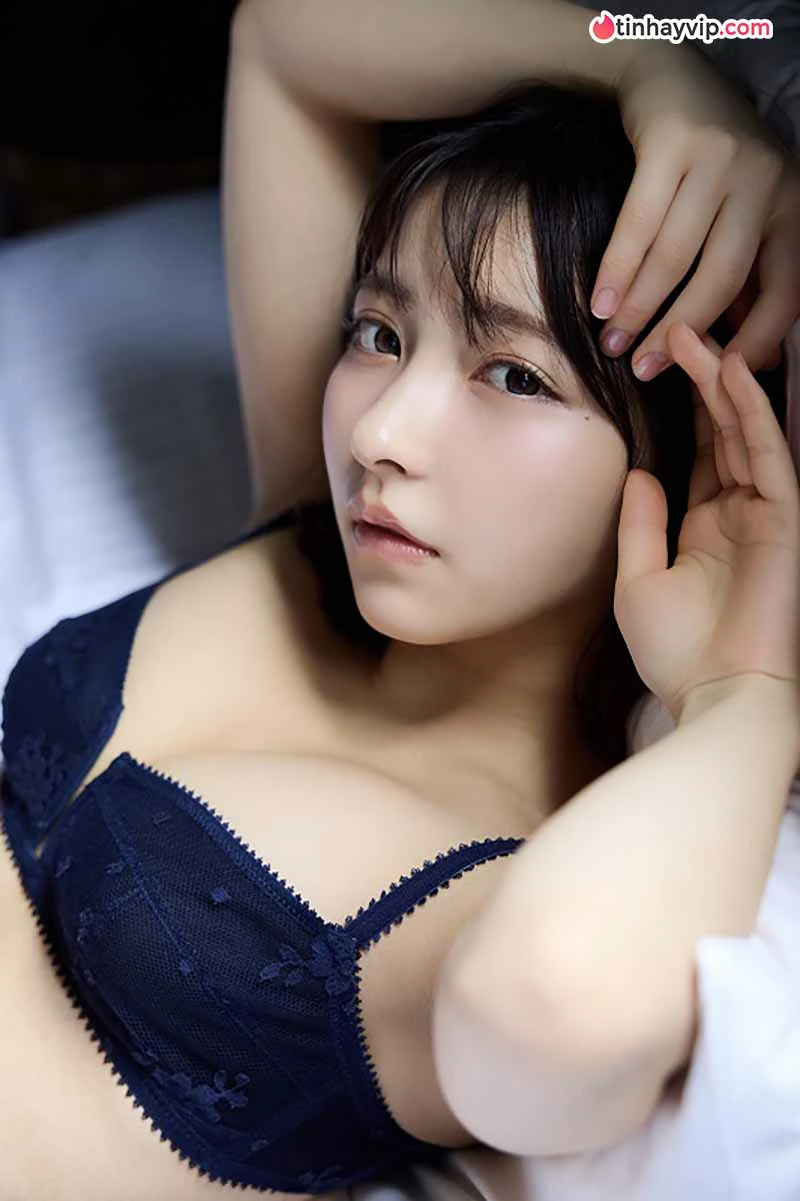 Toomi khoe ảnh bikini táo bạo trên bìa Young Jump