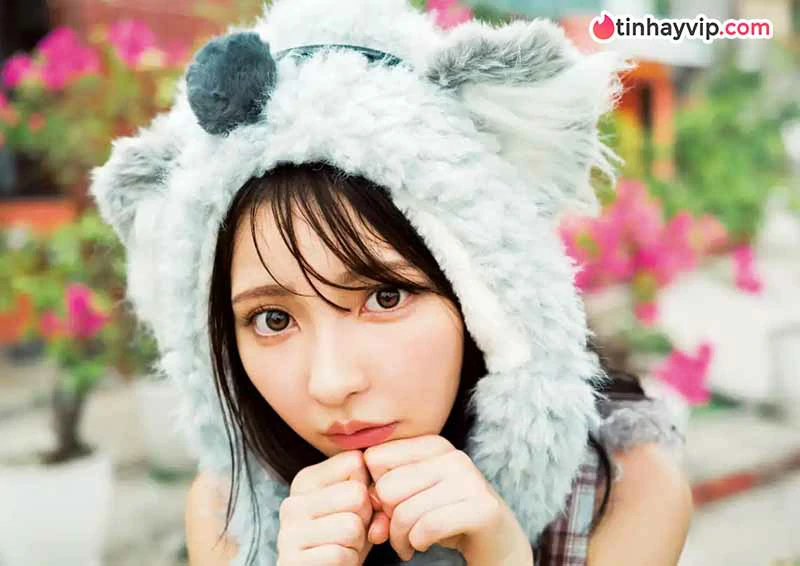 Toomi khoe ảnh bikini táo bạo trên bìa Young Jump