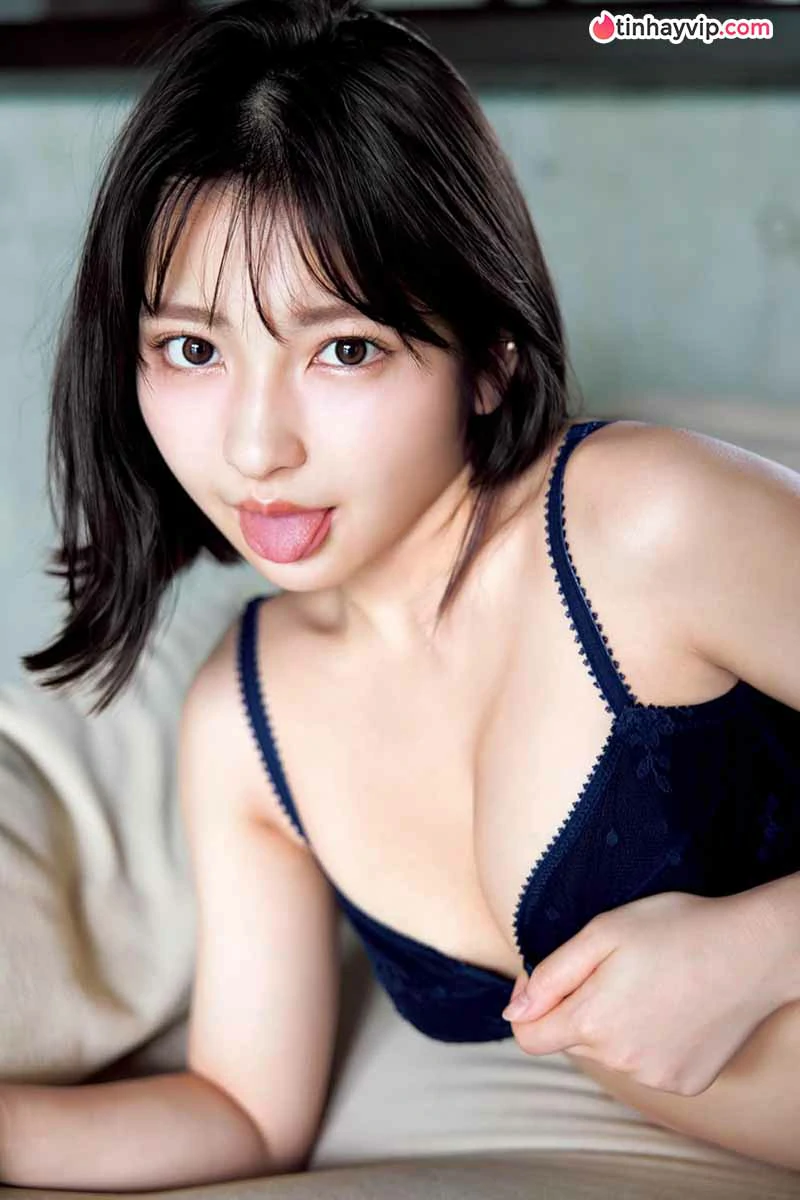 Toomi khoe ảnh bikini táo bạo trên bìa Young Jump