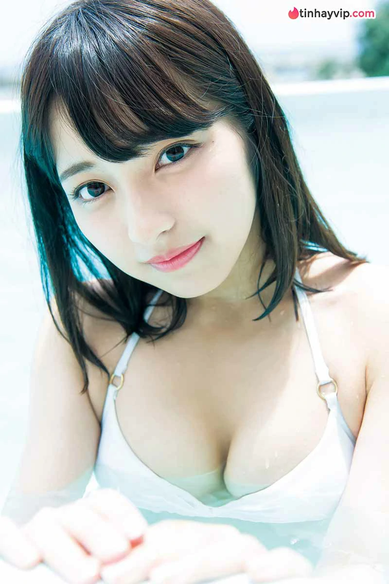 Toomi khoe ảnh bikini táo bạo trên bìa Young Jump
