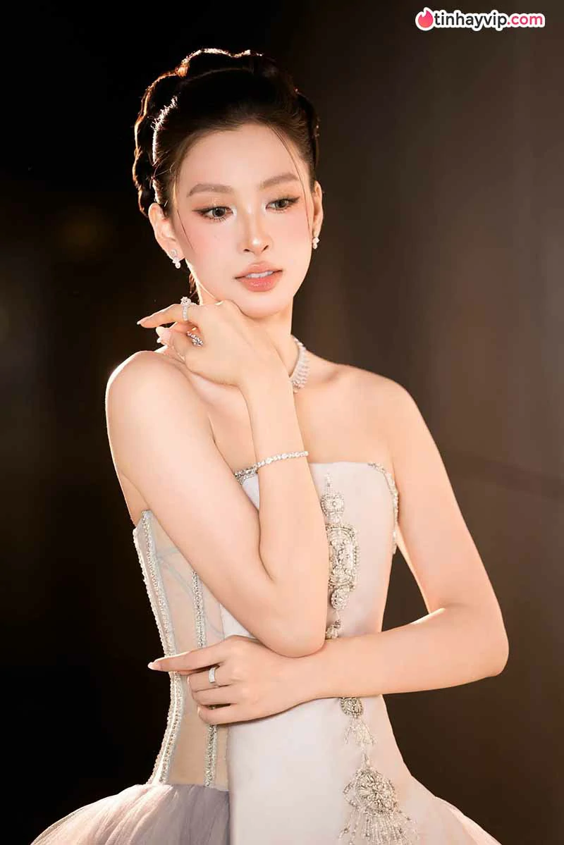Trần Tiểu Vy khoe nét dịu dàng trong bộ ảnh thời trang mới