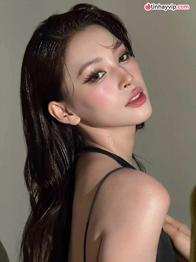 Trần Tiểu Vy khoe nét dịu dàng trong bộ ảnh thời trang mới