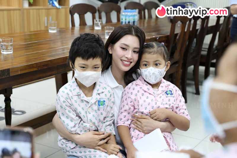 Trần Tiểu Vy khoe nét dịu dàng trong bộ ảnh thời trang mới