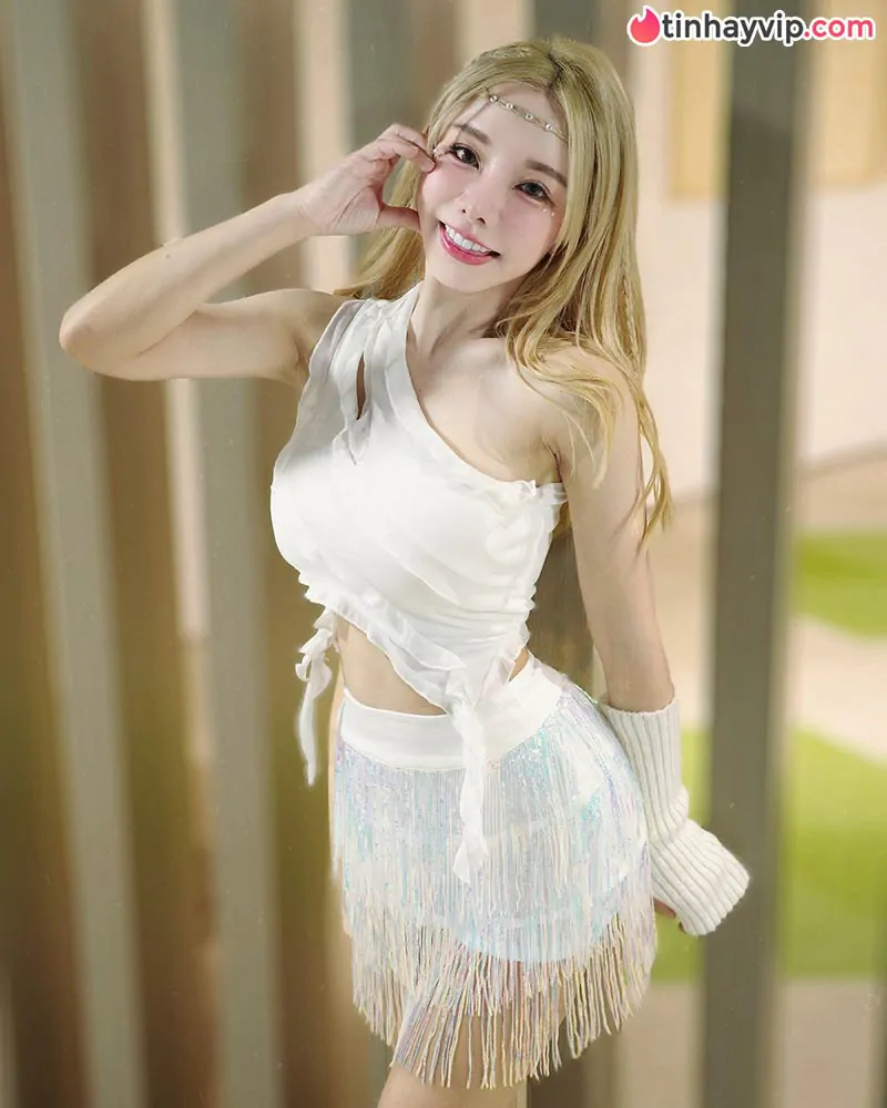 Ngất ngây trước visual hack tuổi của Ava Wu trong bộ ảnh sinh nhật đón tuổi 40