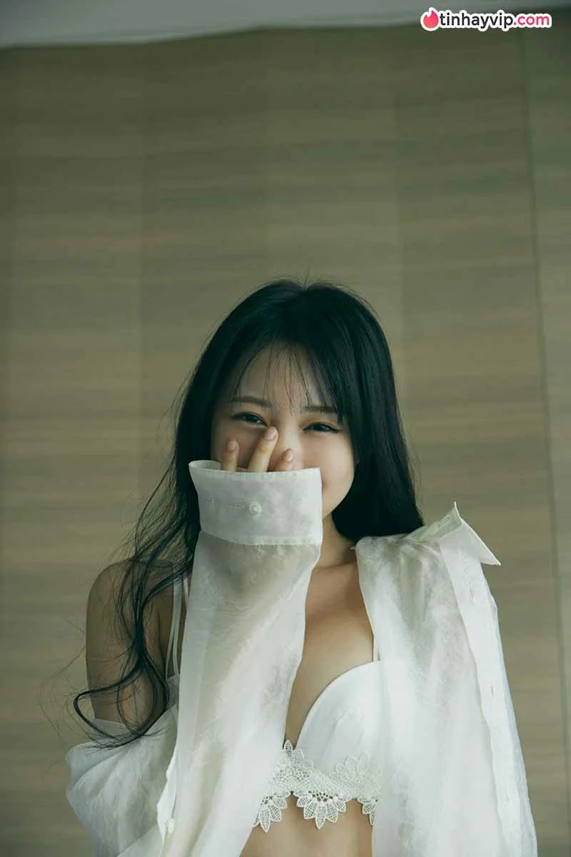 Yokono Sumire khoe vóc dáng quyến rũ trong ảnh nội y