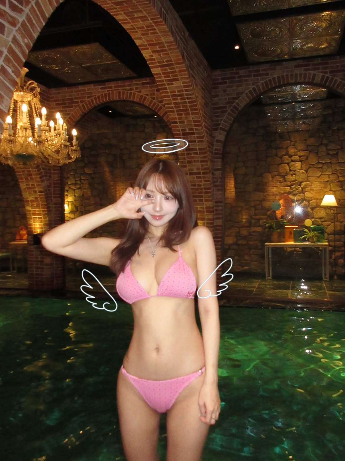 Nữ cựu thần tượng JAV Yua Mikami đốn tim fan trong bộ bikini hồng đón sinh nhật