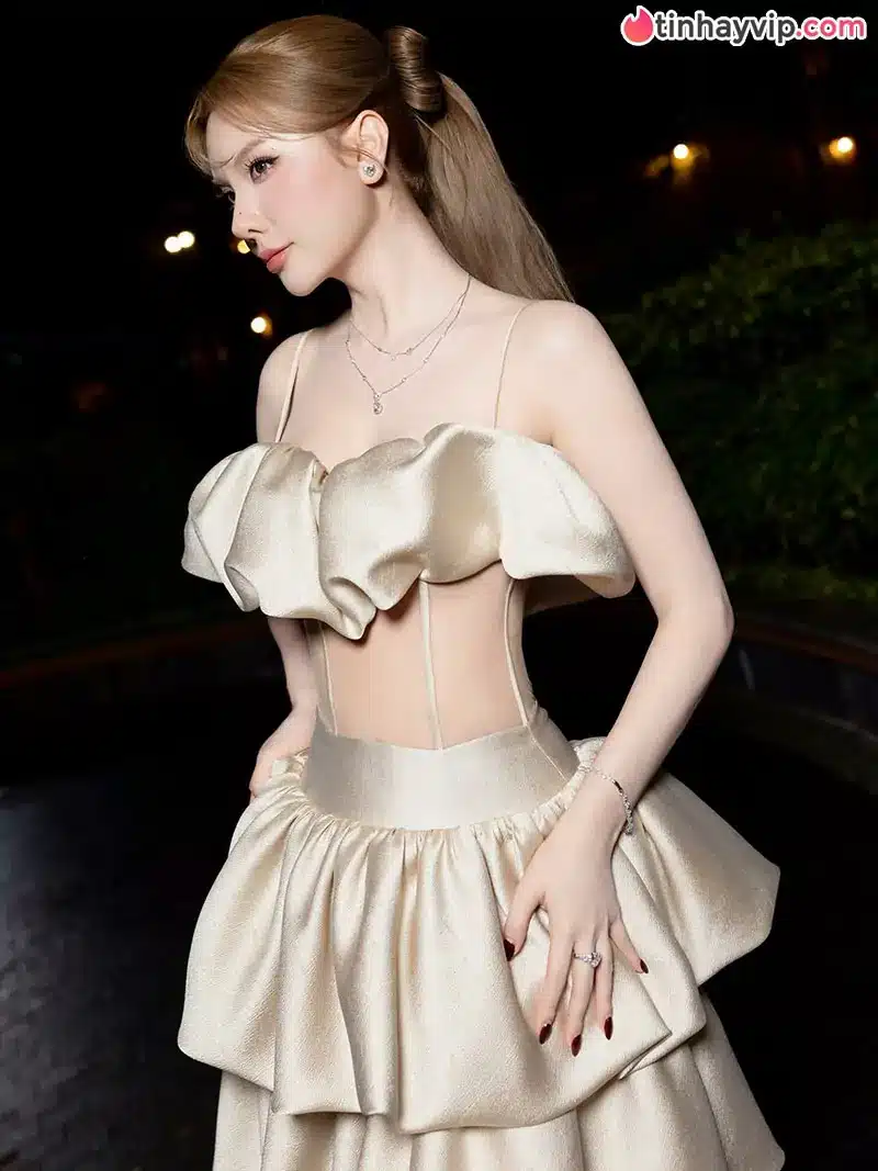 Phú bà sở hữu Lamborghini 18 tỷ tung ảnh bikini khoe dáng nét căng ở tuổi U40
