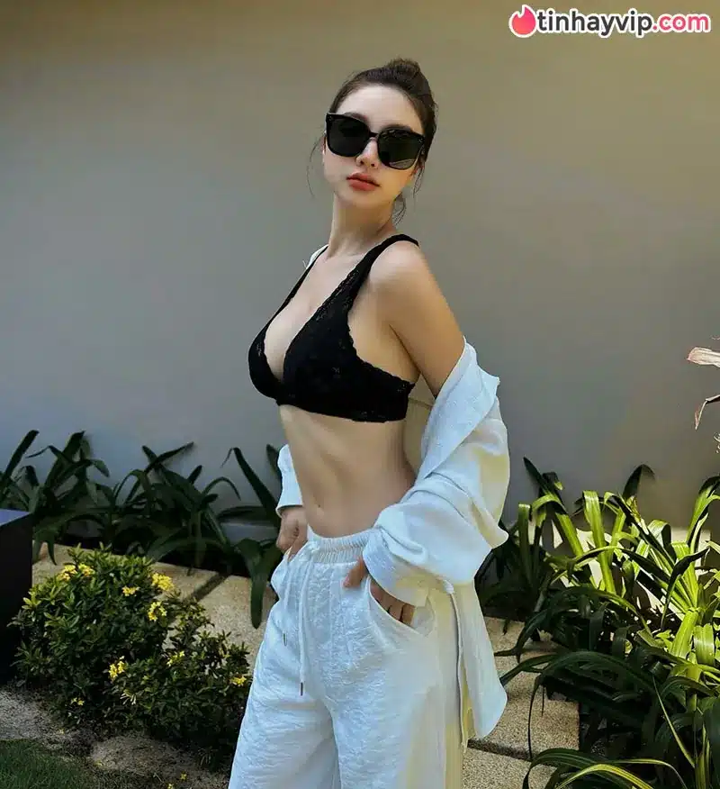 Phú bà sở hữu Lamborghini 18 tỷ tung ảnh bikini khoe dáng nét căng ở tuổi U40