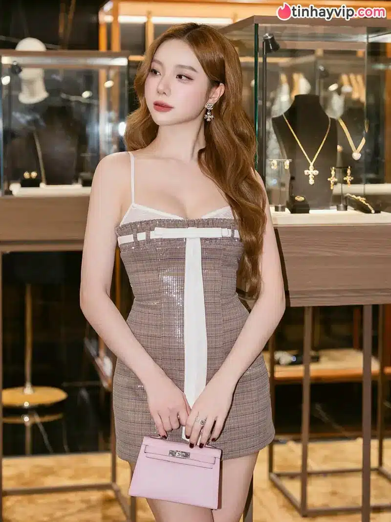 Phú bà sở hữu Lamborghini 18 tỷ tung ảnh bikini khoe dáng nét căng ở tuổi U40