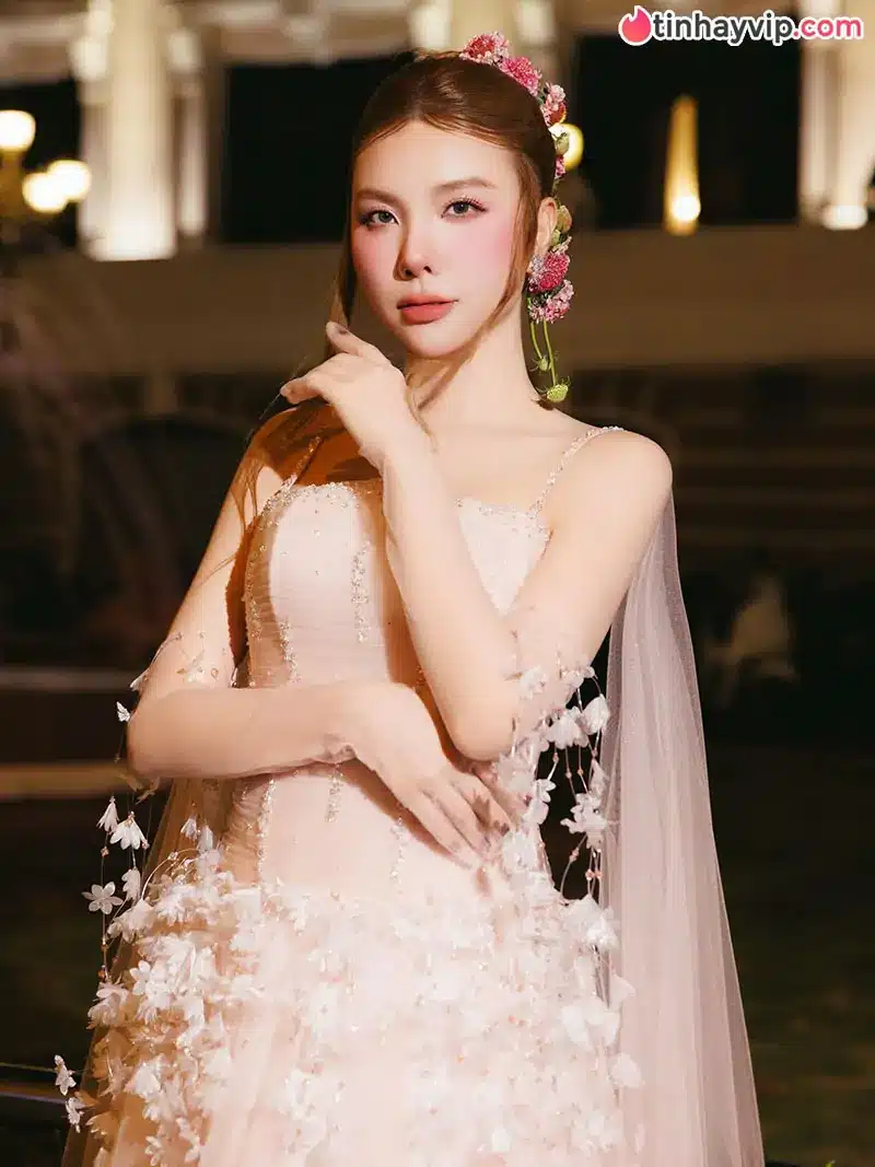Phú bà sở hữu Lamborghini 18 tỷ tung ảnh bikini khoe dáng nét căng ở tuổi U40
