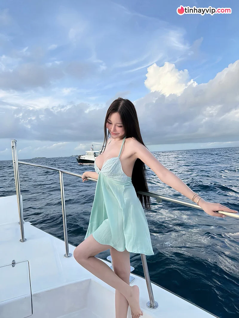 Hot girl Thái Lan Natpaphat Ounboontan khoe vòng 1 cực xinh