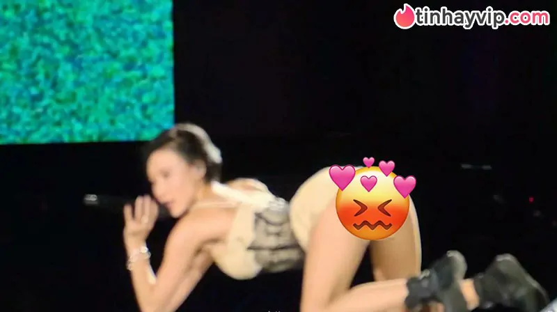 Hwasa gây tranh cãi gay gắt khi lộ đồ lót ren trên sân khấu Rock in Rio 2026