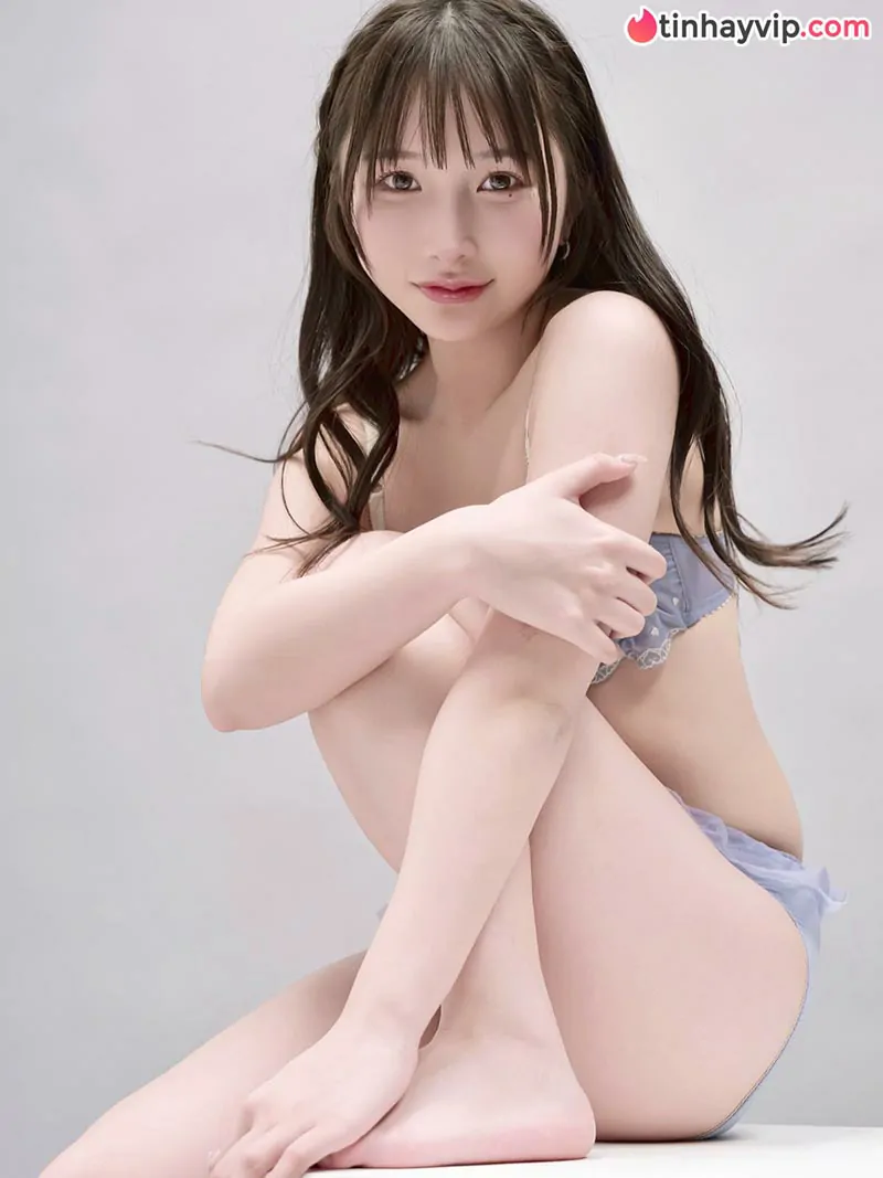 Kana Yura diện bikini khoe vóc dáng hạt tiêu mọng nước khiến fan mất ăn mất ngủ