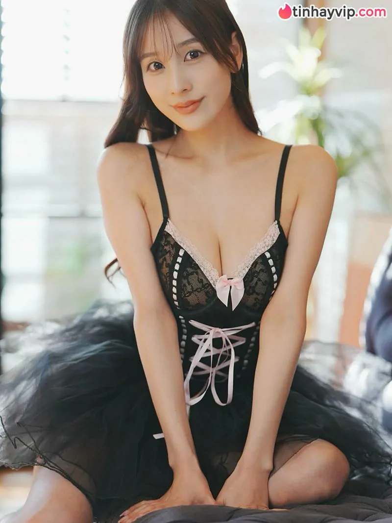 Nàng thơ của hãng Idea Pocket đốt cháy mọi khung hình với concept bikini ánh kim táo bạo