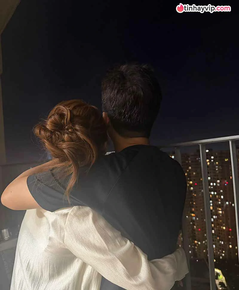 Nhã Phương khoe vẻ nữ tính trong váy trắng tại triển lãm