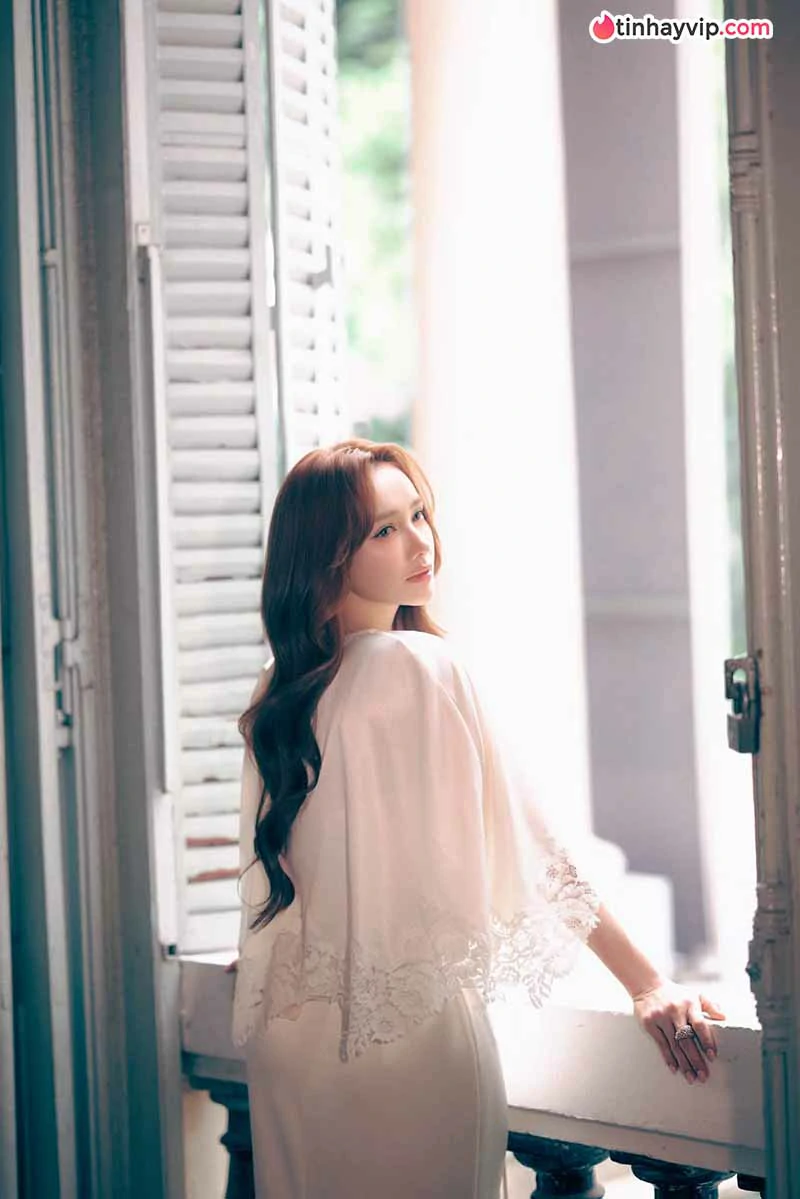 Nhã Phương khoe vẻ nữ tính trong váy trắng tại triển lãm