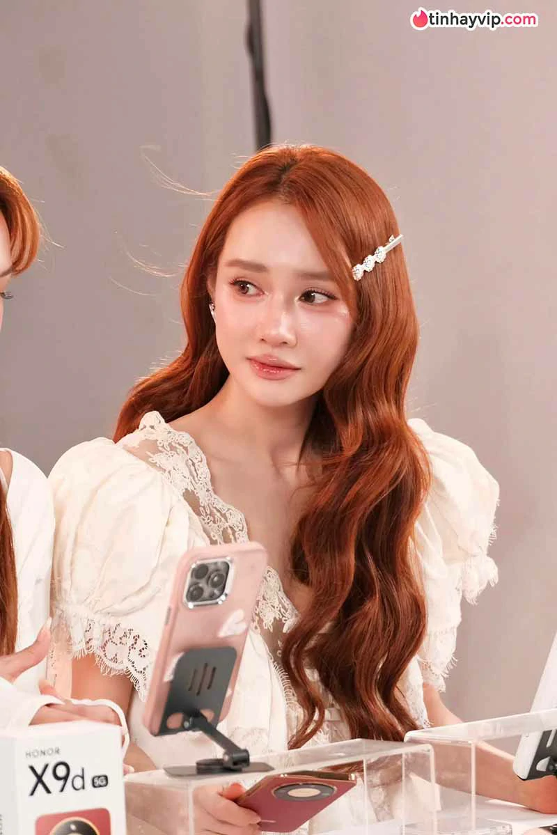 Nhã Phương khoe vẻ nữ tính trong váy trắng tại triển lãm