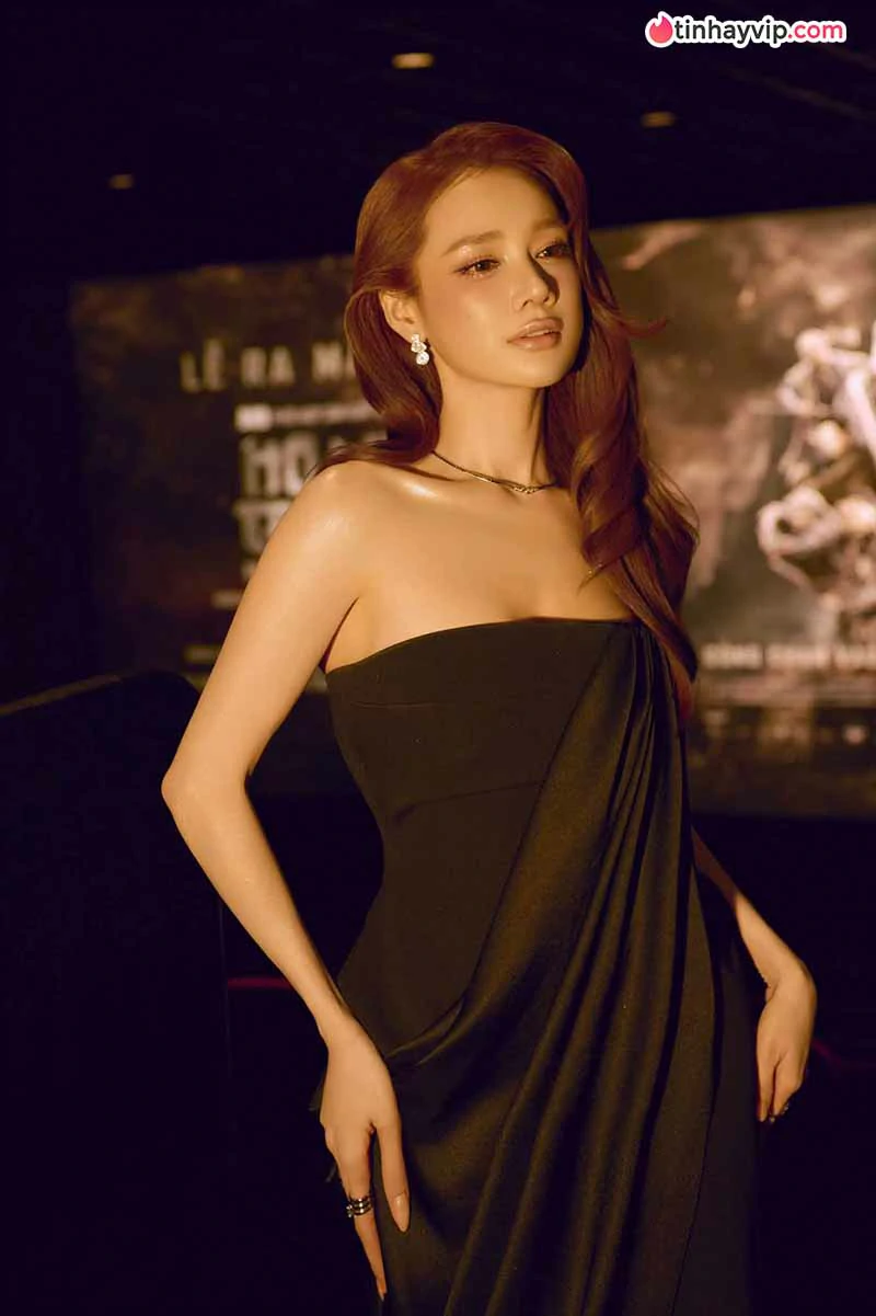 Nhã Phương khoe vẻ nữ tính trong váy trắng tại triển lãm