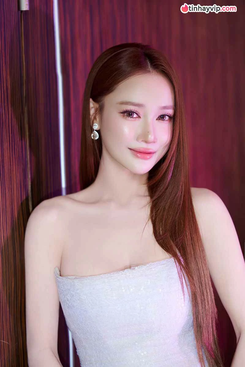 Nhã Phương khoe vẻ nữ tính trong váy trắng tại triển lãm