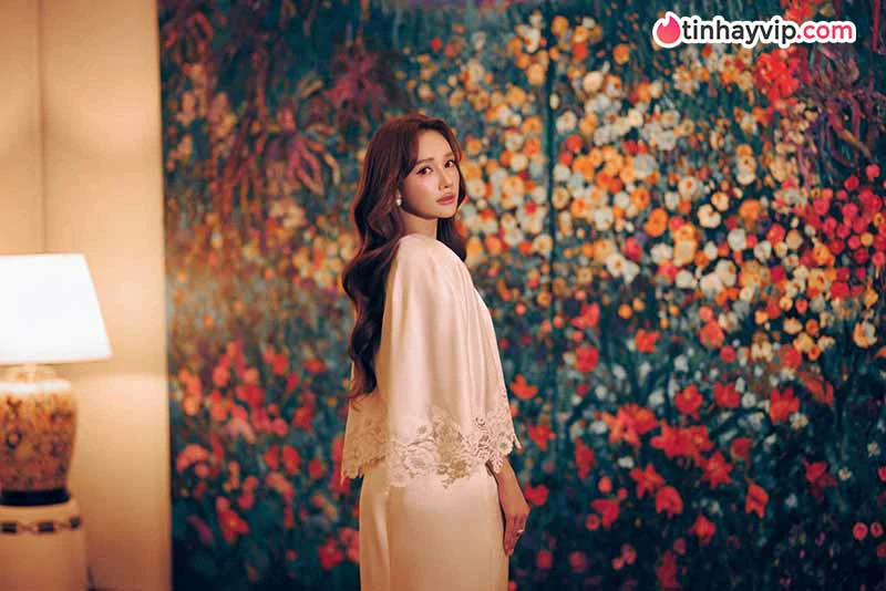 Nhã Phương khoe vẻ nữ tính trong váy trắng tại triển lãm