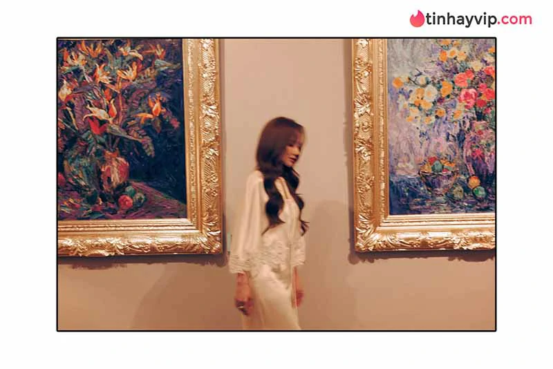 Nhã Phương khoe vẻ nữ tính trong váy trắng tại triển lãm