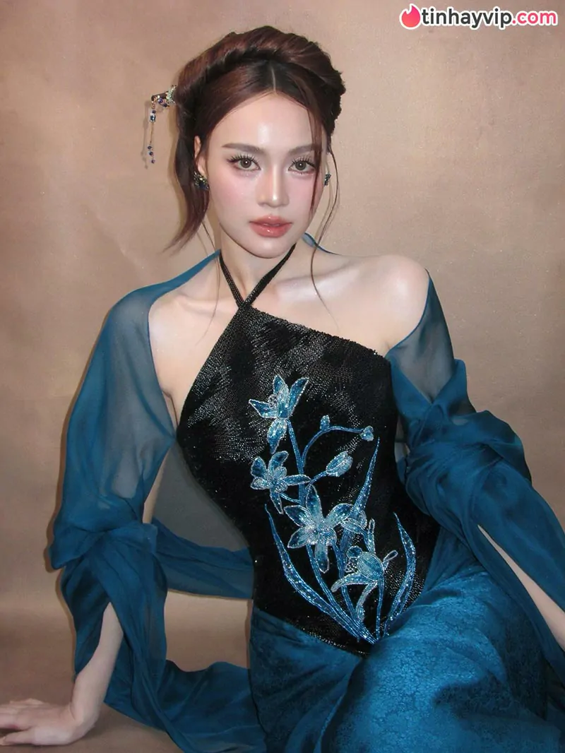 Ninh Dương Lan Ngọc diện đầm trắng bó sát khoe đường cong đồng hồ cát vạn người mê