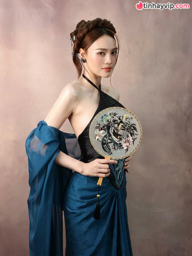 Ninh Dương Lan Ngọc diện đầm trắng bó sát khoe đường cong đồng hồ cát vạn người mê